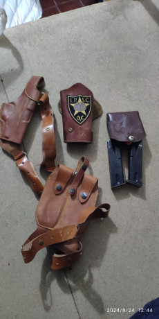 Un buen amigo me pide que ponga a la venta su pistolla llama de 9mm, funda y porta cargadores contactar.
 00