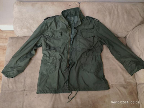 Muy poco uso, como nueva. Color verde OD. Cremalleras y botones en perfecto estado. También compré el 02
