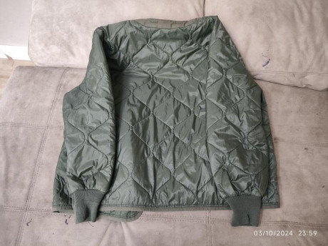 Muy poco uso, como nueva. Color verde OD. Cremalleras y botones en perfecto estado. También compré el 11