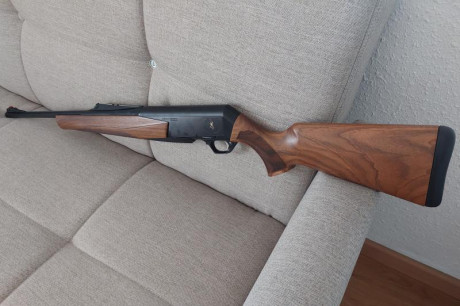 Rifle impoluto sin estrenar, en cal.3006, maderas de grado 2, cañón fluted de 53cm, alza de batida con 02