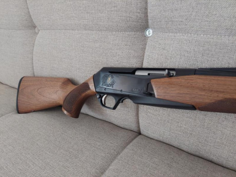 Rifle impoluto sin estrenar, en cal.3006, maderas de grado 2, cañón fluted de 53cm, alza de batida con 01