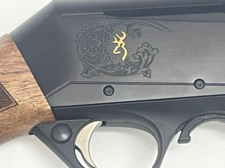 Rifle impoluto sin estrenar, en cal.3006, maderas de grado 2, cañón fluted de 53cm, alza de batida con 00