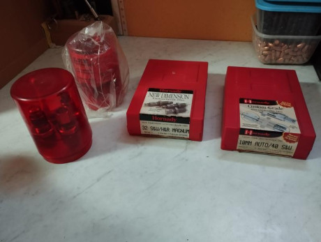 Por falta total de uso vendo el siguiente material:

DIES 40 SW HORNADY 50€ NUEVOS SIN ESTRENAR
DUES 40 01