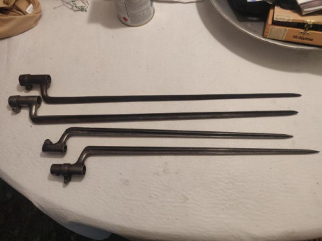 Buenos días

Se ponen a la venta 4 bayonetas suecas
Dos bayonetas largas para fusil de avancarga sueco 02