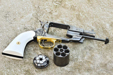 Bonito revolver de PN para llevar en funda sobaquera. 20