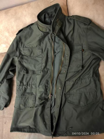 Muy poco uso, como nueva. Color verde OD. Cremalleras y botones en perfecto estado. También compré el 02