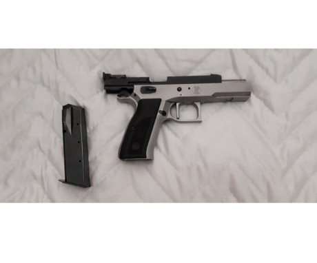Vendo pistola Sphinx 3000 Standar con poco uso, está en perfecto estado. Guiada en F.
Con maletín, instrucciones 01