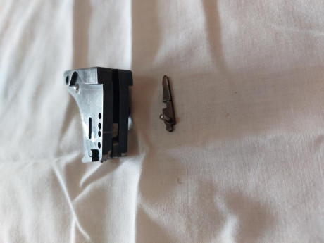 Estoy buscando esta pieza del cierre de la pistola libre Match Guns MG5 o el cierre completo. 
Si alguno 00