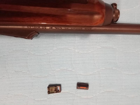 Vendo rifle Remington 750 en calibre 35 whelen con dos cargadores y carril weaver. El precio 550 euros 50