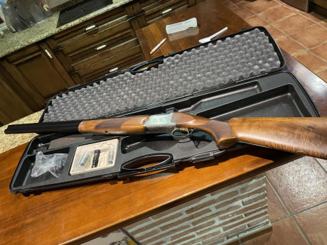 Vendo Escopeta con poco uso, 5 choques, maletín y anima de 18,4, solo me interesa cambio por Browning 02