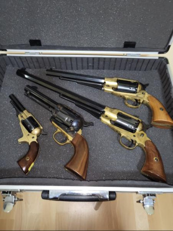 Vendo 4 revólveres de abancarga 3 del cal 44 y 1 del cal 31 dos son pietta yl tipo colt adler y el 31 02