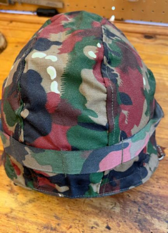 Se vende casco Suizo M71 con forro exterior camo, excelente estado y altísima calidad de materiales, como 01