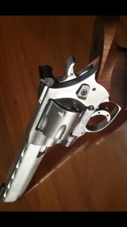 Vendo este bonito revólver alemán con 500 disparos está en la provincia de Lérida cacha talla M con su 00