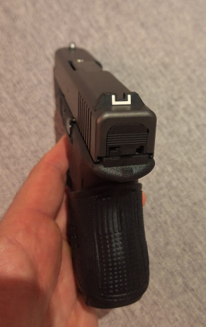 Buenas compañeros.
Vendo mi Glock 26 generación 4, prácticamente nueva. Ha disparado 6 cargadores y siempre 10