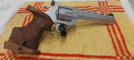 Vendo revolver H.WEIHRAUCH  6"
Calibre 32 
Perfecto estado de conservación y funcionamiento.
Precio 02