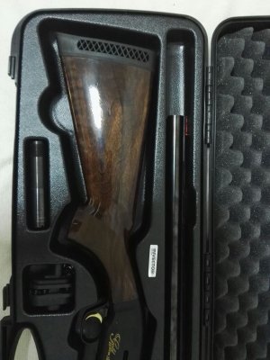 Escopeta semiautomática Browning por estrenar. Maderas perfectas. Precio, escuchó ofertas. 01