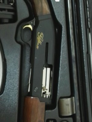 Escopeta semiautomática Browning por estrenar. Maderas perfectas. Precio, escuchó ofertas. 00