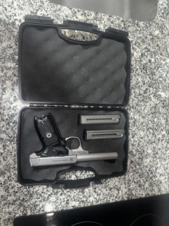 Excelente estado. 

Incluye 2 cargadores y caja. Tiene una pequeña muesca en el pavonado a la salida del 02