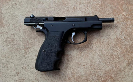 En venta CZ 75B en calibre 9 mm Pb con el Kit de cañón Kadet del calibre 22 Lr en perfecto estado. Incluyo 01