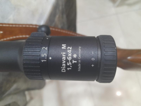 Se encuentra en un estado impecable de todo. Incorpora monturas originales de carril y visor ZEISS DIAVARI 01