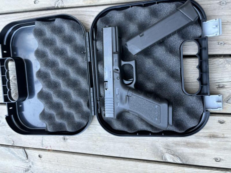 Se vende Glock22 calibre 40 tercera generación, prácticamente nueva sin uso, va con 2 cargadores, uno 02