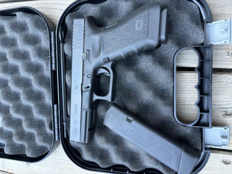 Se vende Glock22 calibre 40 tercera generación, prácticamente nueva sin uso, va con 2 cargadores, uno 01