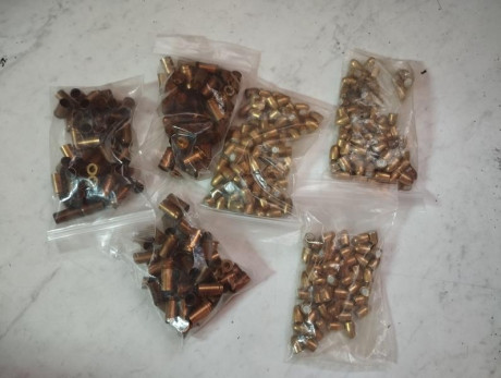 VENDO POR NO TENER YA ESE CALIBRE VAINAS Y PUNTAS FMJ PARA CALIBRE 7,65x17 o 32 ACP,  peso de puntas 73 00