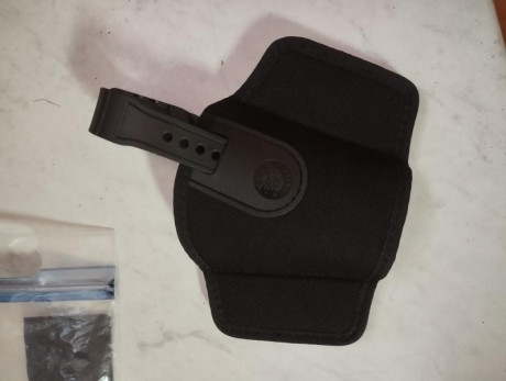 Vendo fundas Vega Hoster para pistola revolver paisano con clip de seguridad, precio 25€ y funda portacargador 01