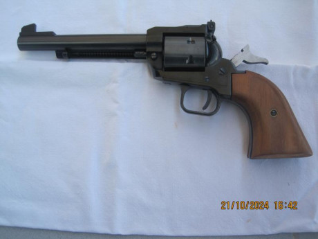 VENDO:

-- Revólver Simple acción, marca ME, modelo 600, calibre 6mm FLOBERT Corto, 6", Made in Germany, 01