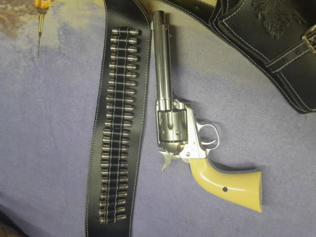 Se vende precioso Colt Peacemaker de co2  calibre 4.5 de cañón estriado con pistolera de cuero y canana 00