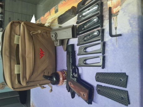 Se vende colt 1911 co2 cal.4.5 con cachas de nogal indonesio (más las negras originales) con 6 cargadores,1 01