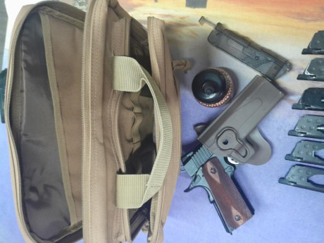 Se vende colt 1911 co2 cal.4.5 con cachas de nogal indonesio (más las negras originales) con 6 cargadores,1 00