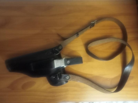 Muy buenas.
Vendo ésta funda clásica de servicio, años 70 para Star BM o BKM, con alojamiento para cargador.
En 11