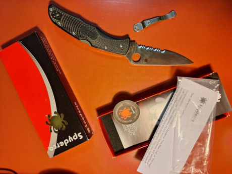Buenas a todos,

SE VENDE:* 

Navaja tactica *SPYDERCO* ENDURA 4 edición policial.
La hoja viene gravada 02