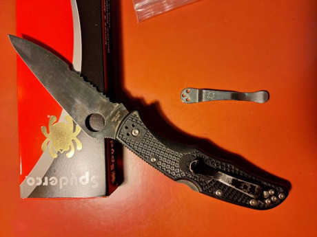 Buenas a todos,

SE VENDE:* 

Navaja tactica *SPYDERCO* ENDURA 4 edición policial.
La hoja viene gravada 01
