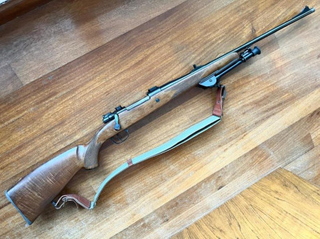 Un amigo vende este rifle CZ del calibre 7 Remington Magnum.  Incluye bipode y correa de transporte.  02