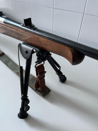 Un amigo vende este rifle CZ del calibre 7 Remington Magnum.  Incluye bipode y correa de transporte.  01