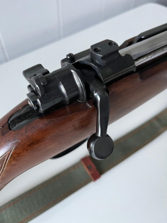 Un amigo vende este rifle CZ del calibre 7 Remington Magnum.  Incluye bipode y correa de transporte.  00
