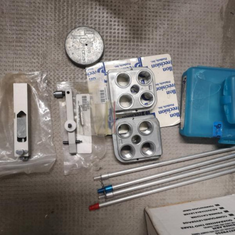 Vendo equipo de recarga, con bastantes accesorios, dies del 9 mm incluidos.
Esta en Valencia.
Precios 00