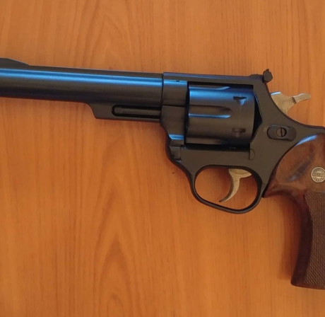 Buenas compañeros, 

Busco revolveres Astra .357 y .44mag con cañon de 6", si alguien quiere deshacerse 30