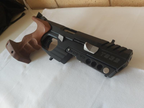 Se vende Tesro Ts 32-3 pro IMPOLUTA.
Unico propietario.
Muy poco uso.
Un cargador está sin estrenar.
Punto 01