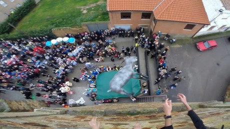 Buenas;  un amigo muy puesto en historia me ha dicho que "la fiesta de tirar a la cabra desde el 20