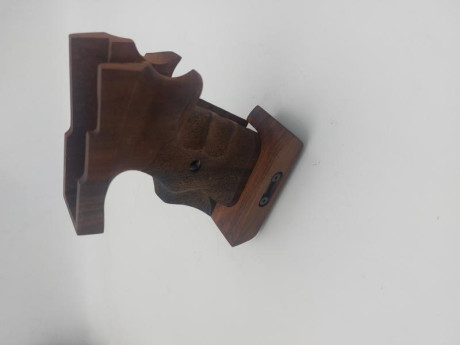 Vendo cacha Feinwerkbau original talla M para AW 93 sin retocar ni limar. Se encuentra en la provincia 00