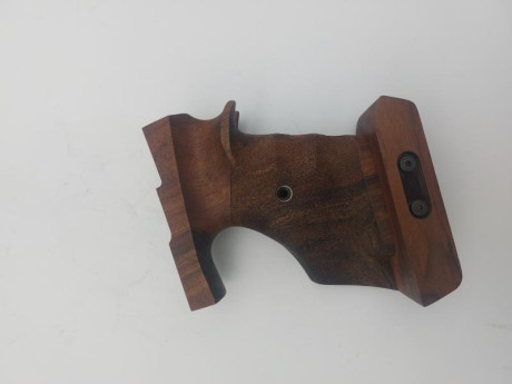 Vendo cacha Feinwerkbau original talla M para AW 93 sin retocar ni limar. Se encuentra en la provincia 10