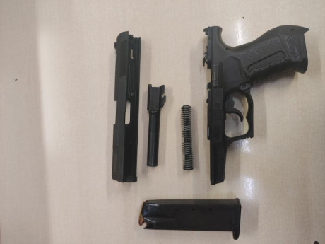 Se vende walther P99, 9mm. Buen estado del arma. Se vende con un cargador y la cacha que lleva puesta. 02