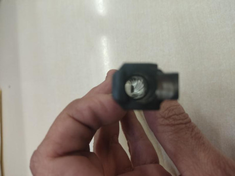 Se vende walther P99, 9mm. Buen estado del arma. Se vende con un cargador y la cacha que lleva puesta. 01