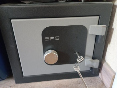También vendo armero grado III de SPS . Comprado en enero del 2022. Precio 500€. Está en Altea. 
Saludos 02