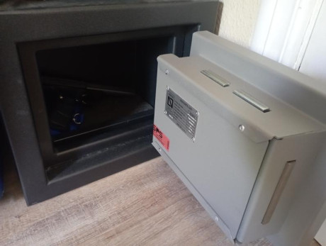 También vendo armero grado III de SPS . Comprado en enero del 2022. Precio 500€. Está en Altea. 
Saludos 01