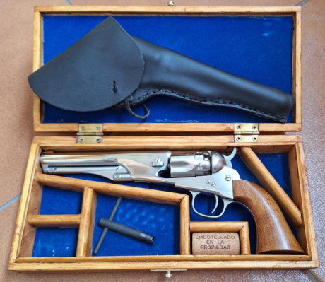 Vendo el lote de las fotografías, el revolver, nuevo, con solo los disparos necesarios para ponerlo a 02