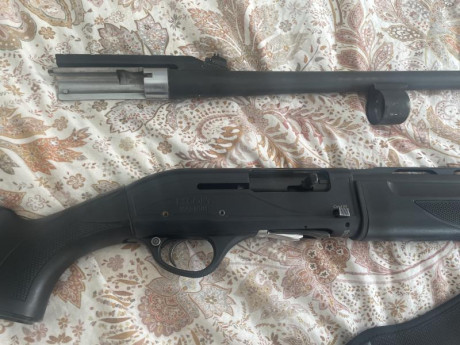 Semiautomática Hatsan, Escort con dos cañones , uno slug con rail , alza y punto
El otro de 70cm con 5 01